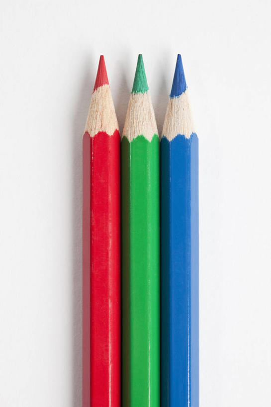 无人,竖图,室内,特写,白天,白色背景,正面,桌子,静物,阴影,反射,笔,影子,办公用品,文具,红色,蓝色,绿色,铅笔,学习用品,摄影,影棚,文具用品,三支,彩图,影棚拍摄,拍摄,彩色铅笔