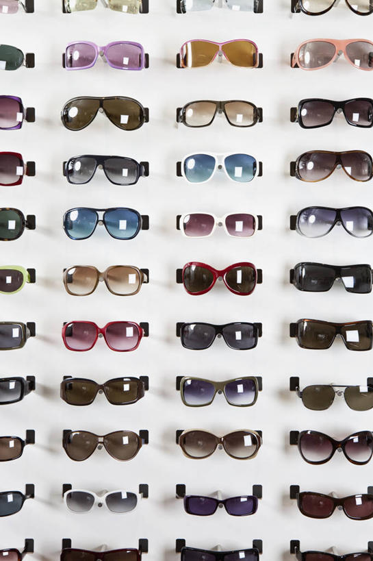 无人,商店,竖图,彩色,室内,特写,白天,白色背景,正面,静物,一排,许多,整齐,并列,并排,墨镜,眼镜,商铺,排列,太阳镜,太阳眼镜,遮阳镜,五颜六色,色彩斑斓,队列,五彩缤纷,平行,眼镜店,五彩斑斓,市肆,商号,五光十色,彩图,店铺
