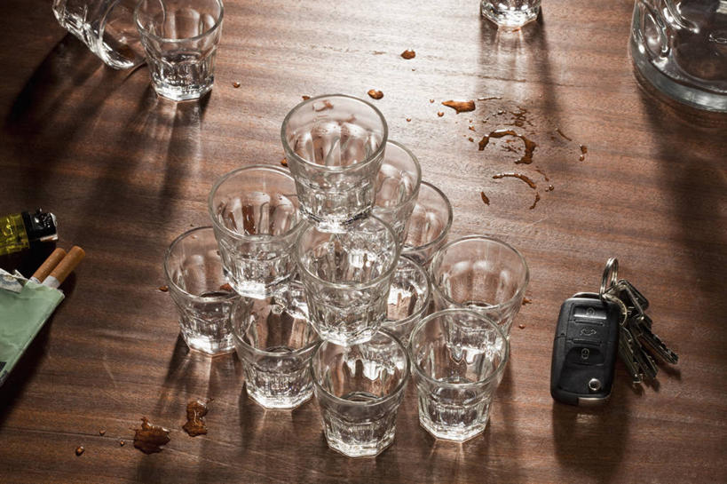 无人,横图,俯视,室内,特写,白天,安全,静物,杯子,香烟,一堆,许多,阴影,堆叠,堆积,灰色背景,反射,眼镜,影子,防护,钥匙,玻璃制品,酒杯,水杯,烟,摄影,影棚,堆,保护,开启,封闭,保险,私密,车钥匙,近视眼镜,保全,周全,安稳,安定,防盗,汽车钥匙,平安,玻璃杯,卷烟,烟草,纸烟,彩图,高角度拍摄,影棚拍摄,拍摄