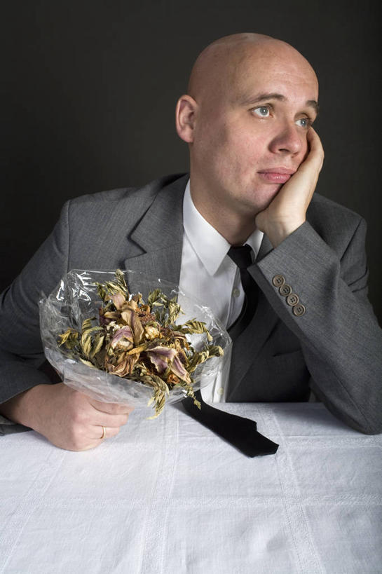 西方人,一个人,商务人士,商务男性,坐,竖图,室内,白天,正面,衬衫,失败,桌子,欧洲,欧洲人,仅一个男性,仅一个人,仅一个中年男性,撑,阴影,灰色背景,套装,沮丧,干枯,反射,影子,领带,花蕾,扭头,托腮,注视,花,花瓣,花苞,花蕊,观察,看,托,转头,难受,无奈,摄影,影棚,观看,失望,悲伤,干涸,察看,凋谢,撑着,伤心,难过,象征,庄重,关注,托下巴,失落,商务装,身份,工薪阶层,颓废,挫败,受挫,落败,落空,错过,失足,失意,失策,失算,颓丧,衰颓,悲哀,懊丧,颓靡,气馁,丧气,正式,地位,枯槁,单手托腮,败北,挫折,失利,男人,男性,中年男性,白种人,白领,上班族,坐着,半身,彩图,影棚拍摄,衬衣,拍摄