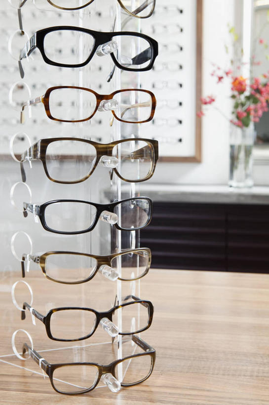 无人,商店,竖图,室内,特写,白天,正面,花瓶,一排,许多,阴影,整齐,装饰,并列,并排,盛开,反射,眼镜,影子,花蕾,商铺,玻璃制品,花,花瓣,花朵,鲜花,排列,玻璃瓶,瓶子,花苞,花蕊,华丽,修饰,点缀,队列,平行,近视眼镜,眼镜店,衬托,美观,雅致,雅观,市肆,商号,彩图,店铺