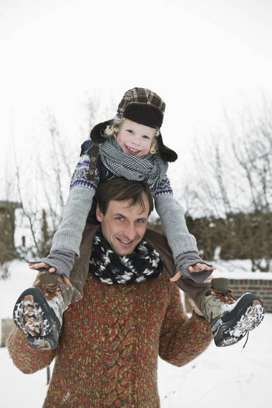 西方人,儿童,中年人,两个人,家庭,父亲,儿子,笑,微笑,露齿笑,竖图,室外,白天,正面,纯洁,雪,植物,大雪,帽子,欧洲,欧洲人,服装,装饰,积雪,雪景,冬季,冬天,枝条,注视,休闲装,树,树木,树枝,小孩,骑,衣服,围巾,观察,看,扛,休闲,温暖,温馨,父子,一家人,休闲服,父爱,寒冷,可爱,童年,童趣,服饰,围脖,观看,保暖,华丽,点缀,和睦,察看,御寒,关注,童真,烂漫,无邪,衬托,美观,雅致,雅观,一顶,严寒,虬枝,枝杈,猎鹿帽,扛在肩上,骑在肩上,天真,男孩,男人,男性,中年男性,白种人,孩子,半身,彩图,融洽,男生