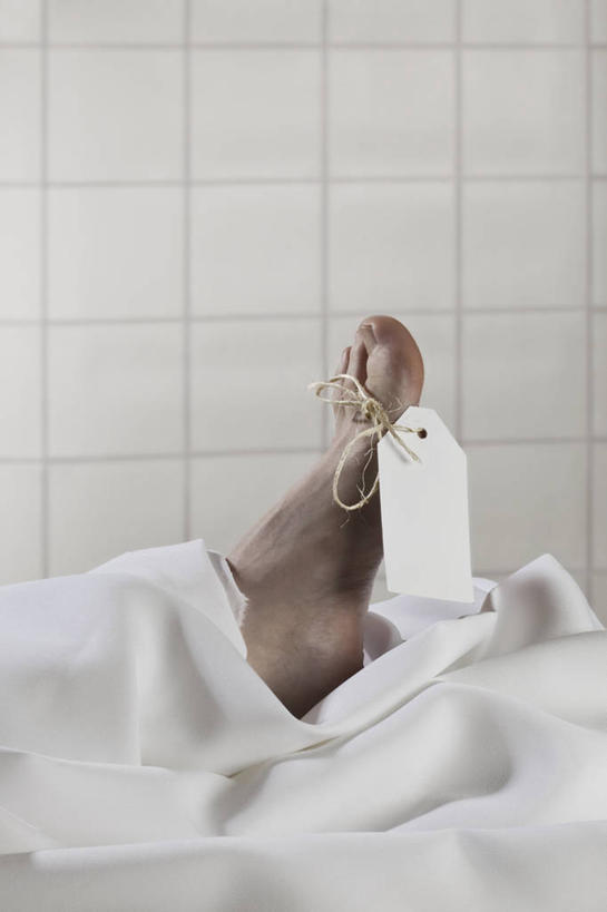 西方人,腿部,脚,脚趾,脚趾甲,腿,一个人,竖图,室内,特写,白天,侧面,床,欧洲,欧洲人,仅一个男性,仅一个人,阴影,反射,影子,墙,床单,光脚,被子,墙壁,墙面,仅一个年轻男性,绳子,赤脚,单人床,捆绑,绳索,被单,绑缚,太平间,男人,男性,年轻男性,白种人,脚指甲,半身,彩图,陈尸所,殓房,停尸房,往生室,义庄