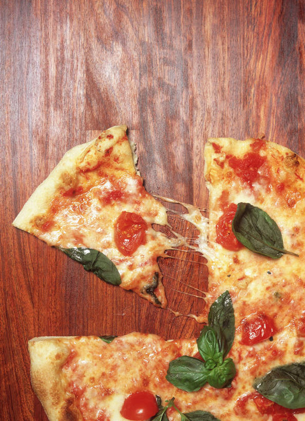 奶酪,无人,竖图,俯视,室内,特写,白天,烹饪,西餐,植物,餐桌,桌面,桌子,蔬菜,西红柿,切开,阴影,新鲜,反射,木制,影子,香料,干酪,起司,料理,食品,披萨,匹萨,草药,芝士,营养,菜肴,美食,中药,食物,红色,木制品,快餐,香草,切,乳酪,西式,佳肴,有机食品,绿色食品,罗勒,乳制品,比萨,紫苏,药材,中草药,发酵,剖面,西式快餐,垃圾食品,切面,意大利薄饼,九层塔,圣约瑟夫草,甜罗勒,兰香,中药材,本草,洋柿子,柑仔蜜,番茄,臭柿,彩图,高角度拍摄,玛格丽特披萨,六月柿,喜报三元