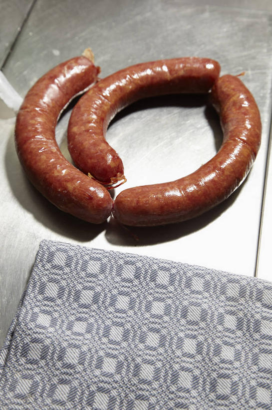 无人,竖图,俯视,室内,特写,白天,桌面,桌子,三根,阴影,反射,木制,布料,影子,肉,香肠,腊肠,布纹,肉类,桌布,餐巾,木制品,台布,肉食,餐桌布,彩图,高角度拍摄