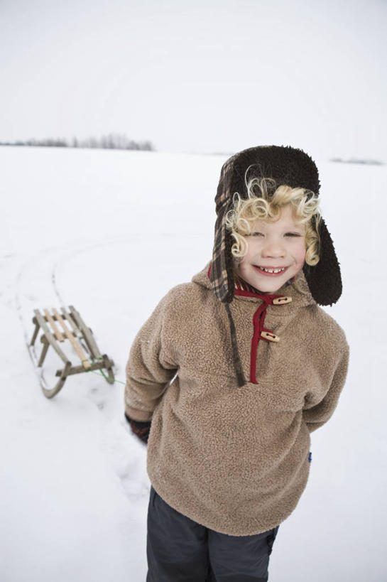 西方人,儿童,一个人,拉,笑,微笑,露齿笑,竖图,室外,白天,正面,纯洁,美景,雪,大雪,帽子,欧洲,欧洲人,仅一个男性,仅一个人,握,服装,积雪,景观,雪景,冬季,冬天,注视,休闲装,车,小孩,衣服,自然,交通工具,观察,看,仅一个小孩,休闲,休闲服,景色,寒冷,可爱,童年,童趣,握着,服饰,观看,雪橇,察看,关注,自然风光,载具,雪橇车,童真,烂漫,无邪,一顶,严寒,猎鹿帽,天真,男孩,男人,男性,白种人,孩子,半身,彩图,男生