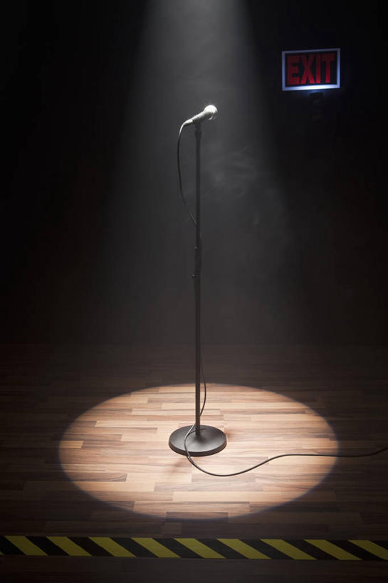 无人,舞台,竖图,俯视,室内,特写,白天,静物,阴影,电力,光线,电线,线,影子,支架,灯光,电能,线路,架子,话筒,摄影,影棚,电,支撑,电源,电源线,麦克风,扩音器,话筒架,能量,传声器,微音器,表演台,彩图,高角度拍摄,影棚拍摄,拍摄,麦克风架,追光