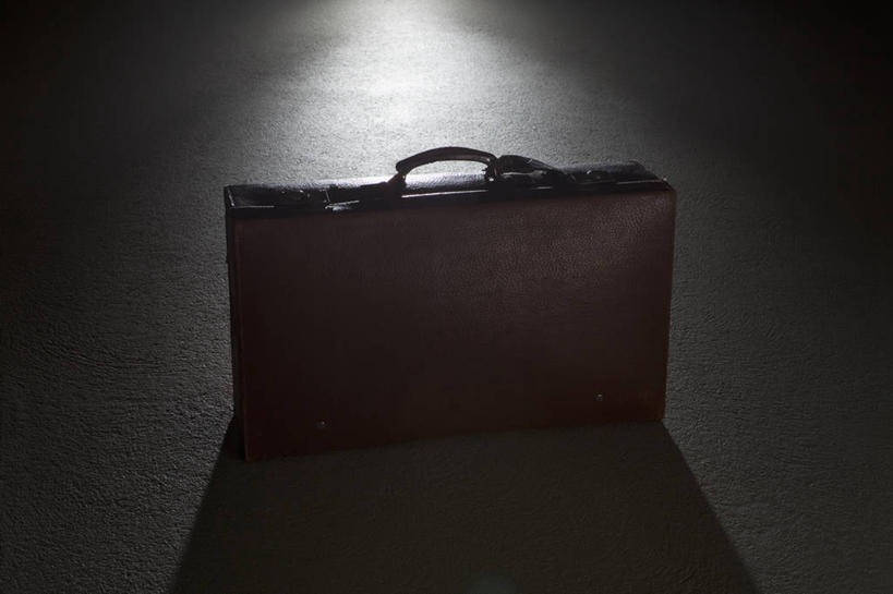 无人,横图,俯视,室内,特写,夜晚,静物,阴影,黑色背景,反射,包,公文包,影子,一个,摄影,影棚,单个,公事包,彩图,高角度拍摄,影棚拍摄,拍摄