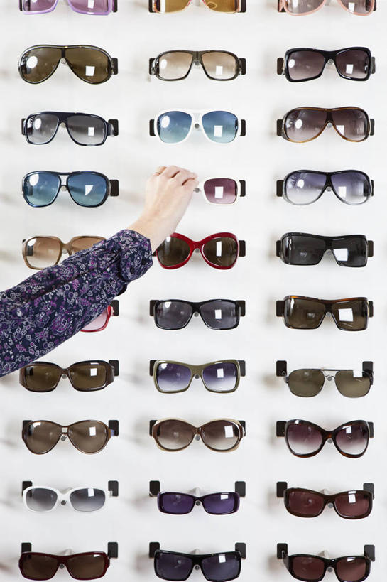 西方人,手,一个人,商店,举,竖图,室内,特写,白天,正面,欧洲,欧洲人,仅一个女性,仅一个人,握,服装,墨镜,眼镜,拿,拿着,休闲装,商铺,衣服,太阳镜,太阳眼镜,托,仅一个中年女性,休闲,手部,休闲服,遮阳镜,握着,服饰,单手,眼镜店,市肆,商号,女人,女性,中年女性,白种人,举起,举手,举着,向上举,向上伸,向上托,半身,彩图,店铺