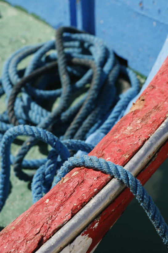 无人,竖图,俯视,室外,特写,白天,船,静物,一艘,阴影,朦胧,模糊,光线,影子,木船,阳光,绳子,交通工具,绳索,舟,载具,缆绳,彩图,高角度拍摄