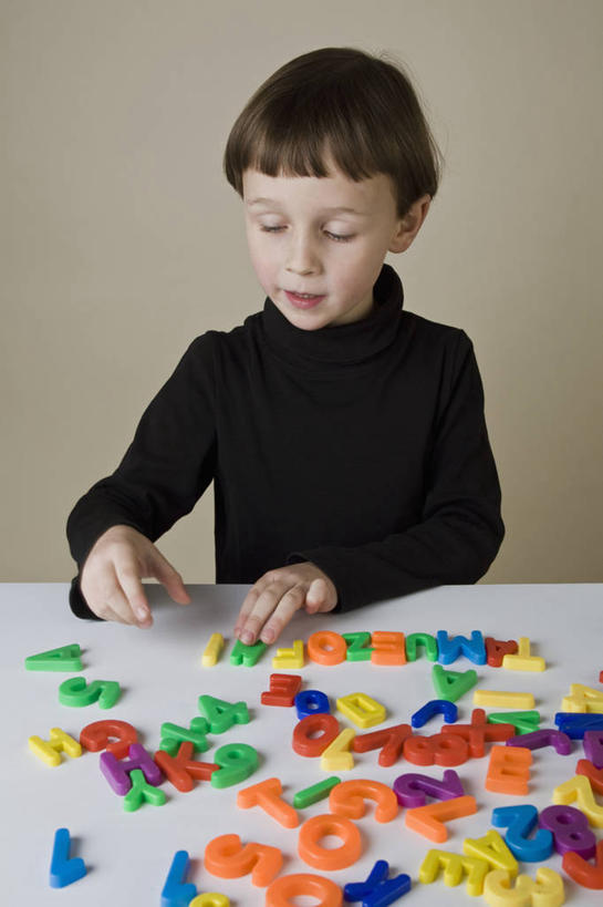 西方人,儿童,一个人,站,竖图,彩色,室内,白天,正面,毛衣,游戏,纯洁,桌面,桌子,玩具,欧洲,欧洲人,仅一个男性,仅一个人,握,木制,英文,标志,磁铁,文字,字符,字母,拿,玩,拿着,注视,娱乐,标识,小孩,黑色,木制品,低头,观察,看,站着,仅一个小孩,休闲,可爱,童年,童趣,益智,握着,摄影,影棚,观看,活动,英文字母,吸铁石,磁场,察看,发泄,关注,消遣,智力,线衫,童真,烂漫,无邪,宣泄,毛线衣,绒线衣,天真,男孩,男人,男性,白种人,孩子,玩耍,嬉戏,站立,半身,彩图,影棚拍摄,绒衣,套衫,套头毛衣,线衣,拍摄,天然磁铁,永久磁铁,男生