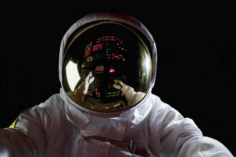 西方人,脸,头,脸颊,一个人,宇航员,横图,室内,特写,白天,正面,安全,帽子,欧洲,欧洲人,仅一个男性,仅一个人,仅一个中年男性,阴影,黑色背景,宇航服,反射,头盔,影子,防护,靴子,肩膀,安全帽,手套,摄影,影棚,保护,保险,航天员,保全,周全,安稳,安定,防护手套,太空人,平安,男人,男性,中年男性,白种人,头部,脸部,脸蛋,面部,半身,彩图,影棚拍摄,拍摄,航天服,压力服,宇宙服