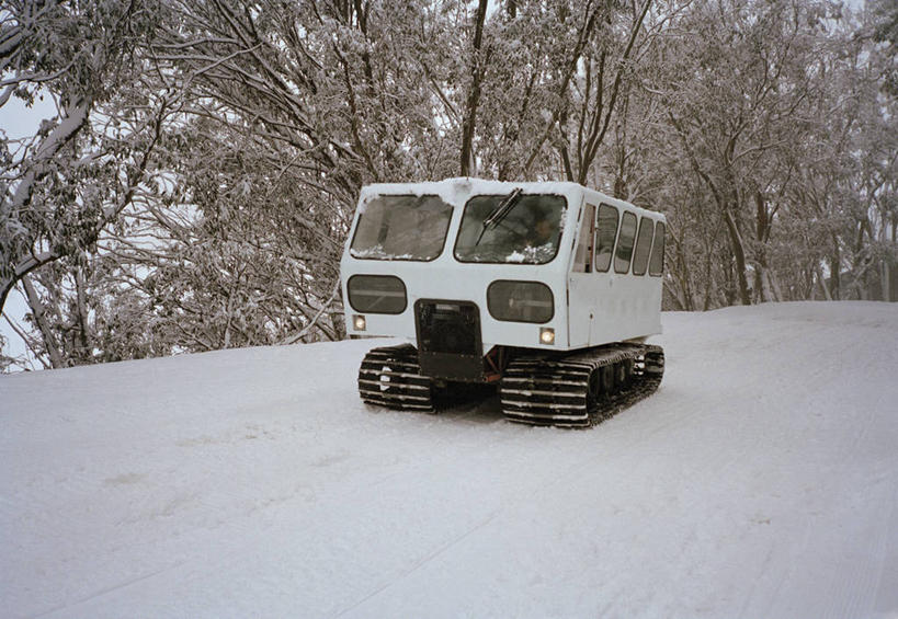 无人,横图,室外,白天,正面,旅游,度假,美景,雪,植物,大雪,澳大利亚,一辆,积雪,景观,雪景,冬季,冬天,枝条,痕迹,娱乐,车,树,树木,树枝,自然,交通工具,享受,休闲,景色,放松,寒冷,自然风光,载具,大洋洲,澳洲,墨尔本,南方大陆,首府,严寒,澳大利亚联邦,陈迹,维多利亚,维多利亚州,新金山,虬枝,枝杈,除雪车,彩图,胎印,轮胎印