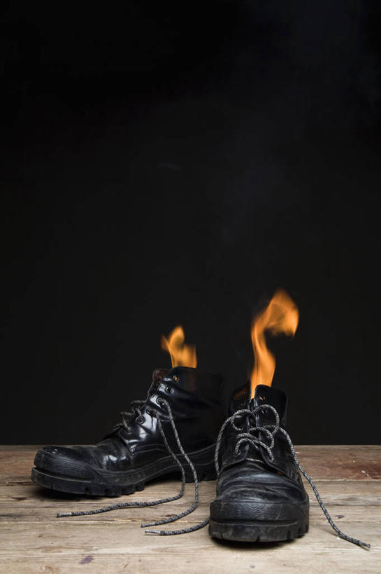 无人,竖图,室内,特写,白天,正面,鞋,热情,静物,火,鞋子,一幢,阴影,黑色背景,反射,火焰,影子,烟雾,皮革,燃烧,摄影,影棚,彩图,影棚拍摄,皮鞋,拍摄