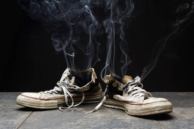 无人,横图,室内,特写,白天,正面,静物,鞋子,一双,废弃,阴影,黑色背景,反射,影子,烟雾,摄影,影棚,休闲鞋,板鞋,销毁,烧毁,彩图,影棚拍摄,拍摄