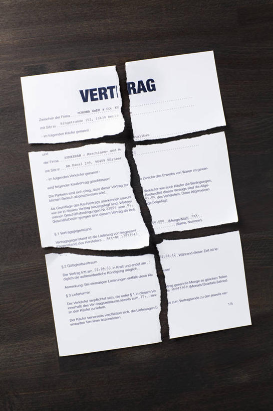 无人,竖图,俯视,室内,特写,白天,桌面,桌子,静物,一张,阴影,破碎,反射,木制,英文,标志,材料,档案,文件,文字,影子,纸,字符,字母,标识,木制品,手稿,资料,合同,英文字母,证明,变更,破裂,文档,协议,摧毁,设立,终止,彩图,高角度拍摄