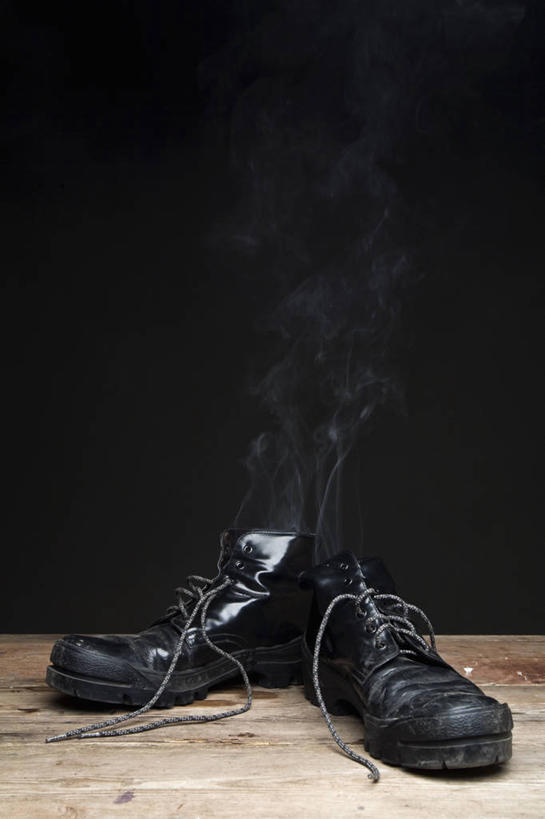 无人,竖图,室内,特写,白天,正面,桌面,桌子,静物,鞋子,一双,废弃,阴影,黑色背景,反射,木制,影子,烟雾,靴子,木制品,摄影,影棚,销毁,牛仔靴,烧毁,彩图,影棚拍摄,拍摄