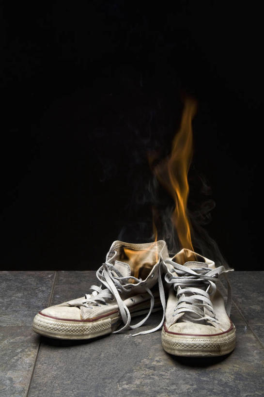 无人,竖图,室内,特写,白天,正面,热情,火,鞋子,一双,废弃,阴影,黑色背景,反射,火焰,影子,燃烧,摄影,影棚,休闲鞋,板鞋,销毁,烧毁,彩图,影棚拍摄,拍摄