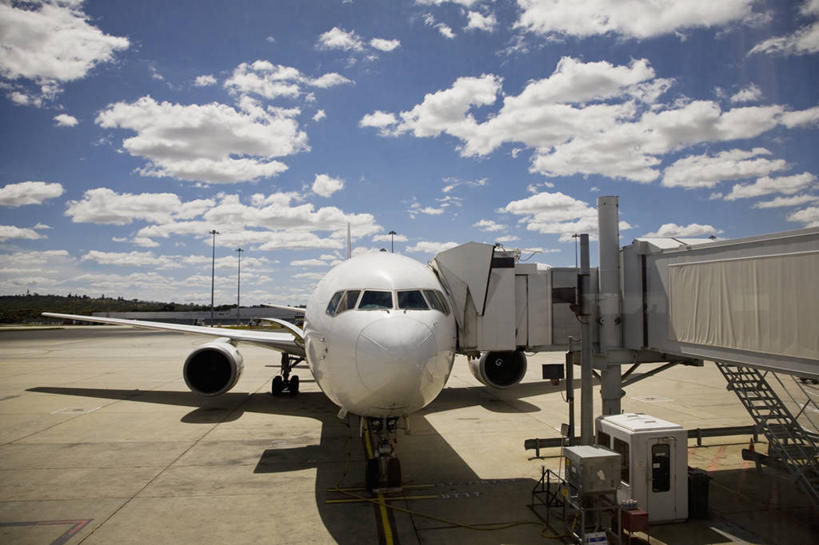 无人,机场,横图,室外,白天,正面,度假,美景,城市风光,城市,飞机,飞机场,澳大利亚,阴影,光线,影子,景观,云,云朵,通道,桥,交通,云彩,娱乐,航空,蓝色,白云,蓝天,天空,阳光,停机坪,交通工具,天,享受,休闲,景色,放松,运输,一架,晴朗,客机,载具,大洋洲,澳洲,墨尔本,廊桥,南方大陆,首府,澳大利亚联邦,登机桥,维多利亚,维多利亚州,新金山,晴空,彩图