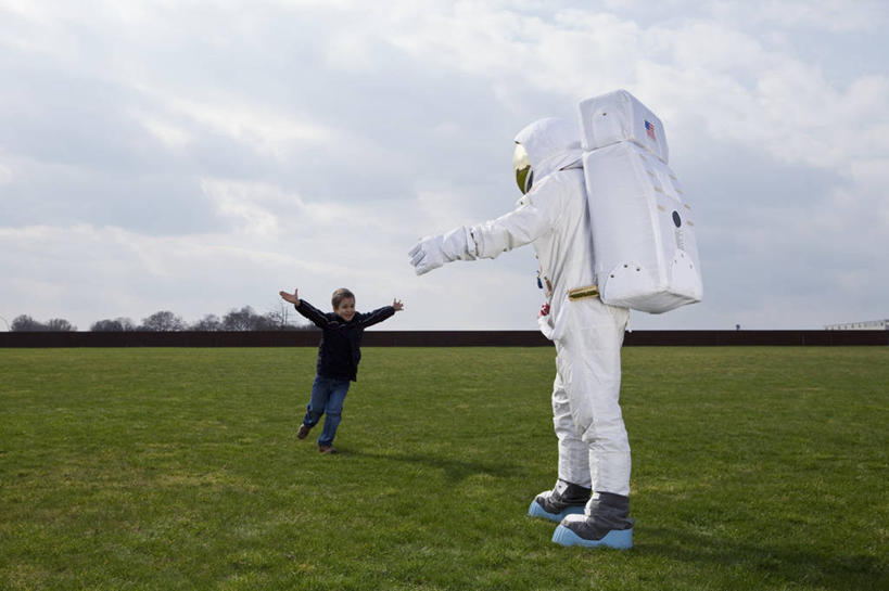 西方人,儿童,两个人,家庭,父亲,儿子,宇航员,横图,室外,白天,正面,纯洁,安全,帽子,欧洲,欧洲人,宇航服,朦胧,模糊,头盔,防护,靴子,小孩,安全帽,手套,温暖,温馨,父子,一家人,父爱,可爱,童年,童趣,保护,和睦,保险,航天员,童真,烂漫,无邪,保全,周全,安稳,安定,防护手套,太空人,平安,天真,男孩,男人,男性,年轻男性,白种人,孩子,年轻人,彩图,全身,航天服,压力服,宇宙服,融洽,男生