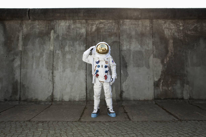 西方人,一个人,宇航员,站,横图,室外,白天,正面,安全,帽子,欧洲,欧洲人,仅一个男性,仅一个人,宇航服,头盔,墙,防护,靴子,墙壁,墙面,仅一个年轻男性,灰色,安全帽,手套,站着,保护,敬礼,保险,航天员,保全,周全,安稳,安定,防护手套,还礼,太空人,平安,男人,男性,年轻男性,白种人,站立,彩图,全身,航天服,压力服,宇宙服