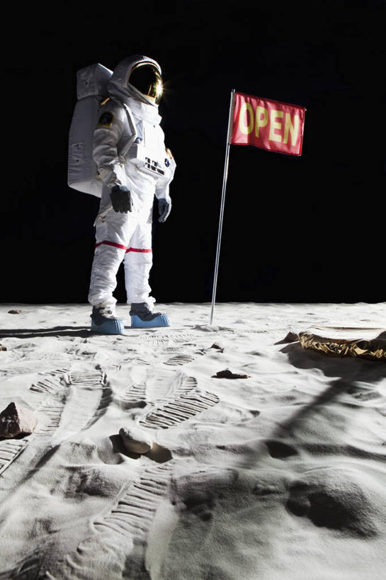 西方人,一个人,宇航员,站,竖图,室内,白天,侧面,安全,卫星,旗帜,帽子,欧洲,欧洲人,仅一个男性,仅一个人,仅一个中年男性,黑色背景,宇航服,旗杆,头盔,月亮,月球,防护,旗子,靴子,安全帽,手套,站着,摄影,影棚,保护,保险,航天员,保全,周全,安稳,安定,防护手套,旌旗,旗号,太空人,太阴,天然卫星,平安,男人,男性,中年男性,白种人,站立,彩图,全身,影棚拍摄,拍摄,航天服,压力服,宇宙服