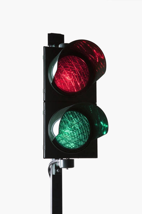 无人,竖图,室内,特写,白天,白色背景,仰视,安全,静物,阴影,反射,影子,红绿灯,信号灯,交通,红色,绿色,警示,摄影,影棚,提示,流通,交通信号灯,行人信号灯,彩图,低角度拍摄,影棚拍摄,拍摄