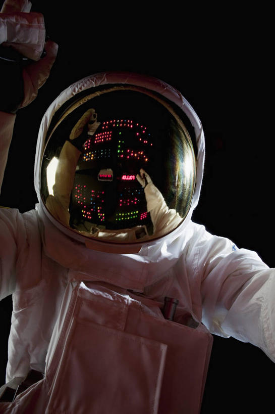 西方人,一个人,宇航员,站,举,竖图,室内,白天,正面,安全,帽子,欧洲,欧洲人,仅一个男性,仅一个人,仅一个中年男性,黑色背景,宇航服,头盔,防护,靴子,安全帽,手套,托,站着,摄影,影棚,保护,保险,航天员,保全,周全,安稳,安定,防护手套,太空人,平安,男人,男性,中年男性,白种人,举起,举手,举着,向上举,向上伸,向上托,站立,半身,彩图,影棚拍摄,拍摄,航天服,压力服,宇宙服