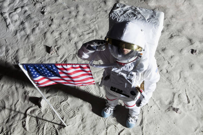 西方人,一个人,宇航员,站,横图,俯视,室内,白天,安全,旗帜,国旗,帽子,欧洲,欧洲人,仅一个男性,仅一个人,仅一个中年男性,一面,宇航服,头盔,防护,靴子,星条旗,安全帽,手套,站着,美国国旗,摄影,影棚,保护,敬礼,保险,航天员,保全,周全,安稳,安定,防护手套,还礼,太空人,平安,男人,男性,中年男性,白种人,旗,站立,彩图,高角度拍摄,全身,影棚拍摄,拍摄,美利坚合众国国旗,航天服,压力服,宇宙服