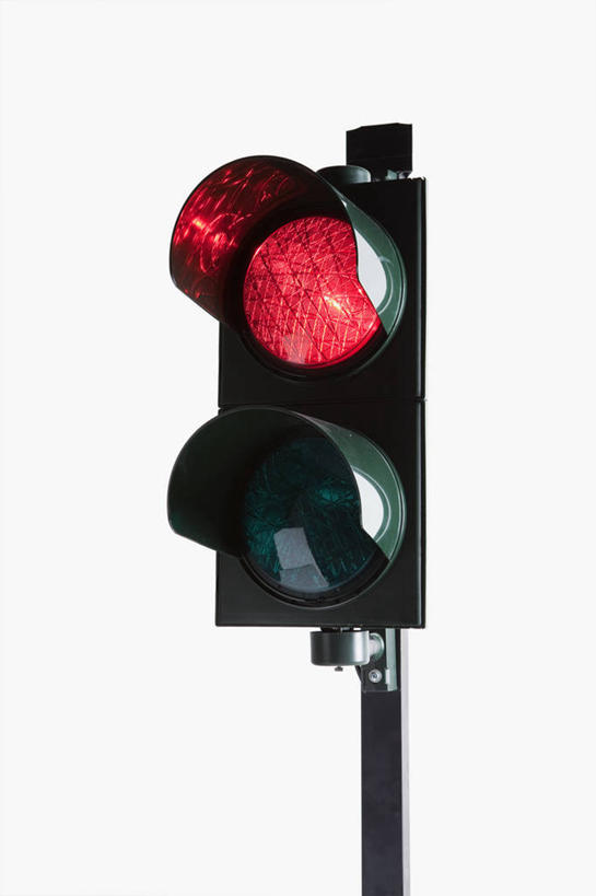 无人,竖图,室内,特写,白天,白色背景,仰视,安全,静物,阴影,反射,影子,红绿灯,信号灯,交通,红色,绿色,警示,摄影,影棚,提示,流通,交通信号灯,行人信号灯,彩图,低角度拍摄,影棚拍摄,拍摄