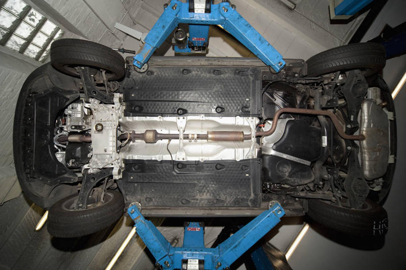 无人,工厂,横图,室内,白天,仰视,技术,窗户,建筑,汽车,一辆,吊挂,悬挂,朦胧,模糊,墙,挂,设备,玻璃窗,墙壁,墙面,车,施工,白色,交通工具,轿车,机械,起重机,工程,载具,彩图,低角度拍摄,工地,制造厂