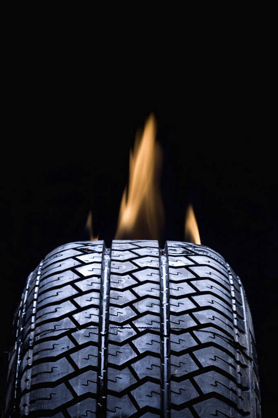 无人,竖图,室内,特写,白天,正面,热情,火,阴影,黑色背景,反射,火焰,影子,燃烧,一个,黑色,轮胎,橡胶,摄影,影棚,单个,橡胶制品,车胎,彩图,影棚拍摄,拍摄,外胎