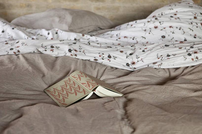 无人,横图,室内,特写,白天,正面,床,靠垫,卧室,静物,书籍,一本,阴影,反射,影子,双人床,床单,靠枕,被子,垫子,枕头,温暖,保暖,被单,御寒,羽绒被,书,图书,彩图,睡房,卧房