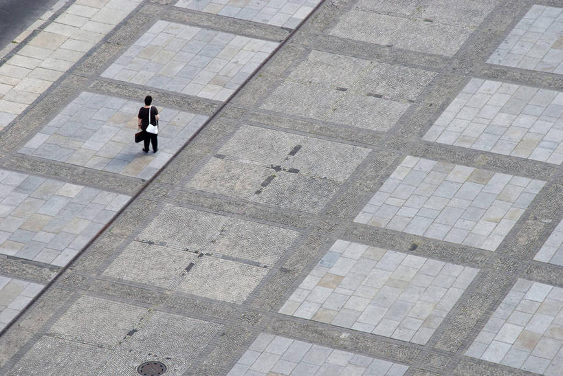 西方人,一个人,站,横图,俯视,室外,白天,寂寞,石头,道路,路,公路,欧洲,欧洲人,仅一个年轻女性,仅一个女性,仅一个人,服装,石子,交通,休闲装,衣服,站着,休闲,休闲服,服饰,孤单,年轻女性,女人,女性,白种人,石块,马路,站立,彩图,高角度拍摄,全身,寥寂