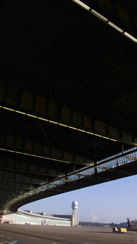 无人,机场,竖图,室外,夜晚,仰视,飞机场,卡车,汽车,德国,欧洲,首都,航空,柏林,车,停机坪,交通工具,西欧,载具,德意志联邦共和国,柏林州,彩图,低角度拍摄