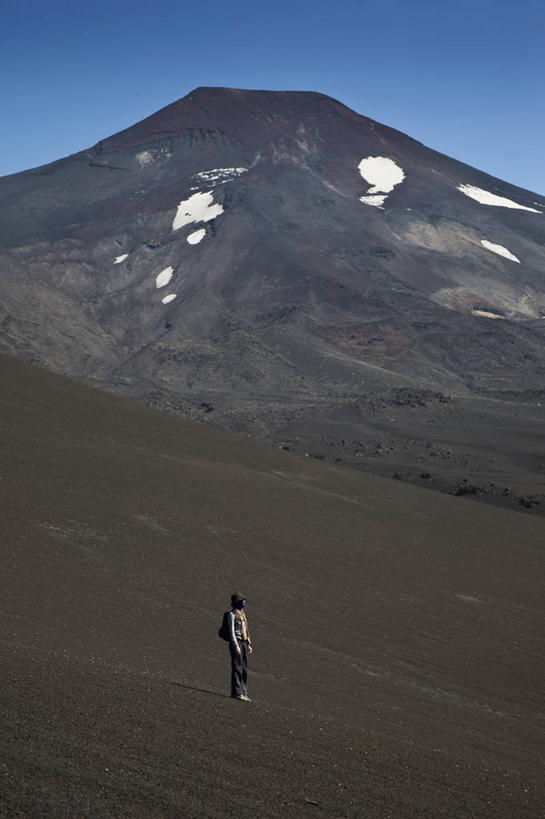 西方人,一个人,站,竖图,室外,白天,侧面,旅游,度假,石头,美景,山,雪,雪山,大雪,欧洲,智利,欧洲人,仅一个年轻女性,仅一个女性,仅一个人,阴影,服装,光线,包,石子,影子,冰,积雪,景观,山顶,山峰,雪景,冬季,冬天,山峦,旅行包,注视,休闲装,娱乐,衣服,蓝色,蓝天,天空,阳光,自然,背包,天,观察,看,站着,享受,休闲,休闲服,景色,南美,放松,寒冷,服饰,晴朗,观看,察看,冰冷,南美洲,拉丁美洲,关注,自然风光,美洲,沉积岩,万里无云,亚美利加洲,严寒,南亚美利加洲,智利共和国,旅游包,冰凉,酷寒,凛冽,凛凛,极冷,颠峰,极峰,水成岩,阿劳卡尼亚大区,年轻女性,女人,女性,白种人,石块,岩石,晴空,晴空万里,站立,彩图,全身,隆基迈火山,双肩包