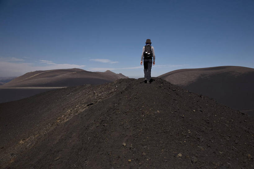 西方人,一个人,走,横图,室外,白天,旅游,度假,火山,石头,美景,山,山脉,欧洲,智利,欧洲人,仅一个年轻女性,仅一个女性,仅一个人,阴影,服装,光线,包,石子,影子,景观,山顶,山峰,云,云朵,山峦,云彩,旅行包,休闲装,娱乐,背面,衣服,蓝色,白云,蓝天,天空,阳光,自然,背包,群山,天,享受,休闲,休闲服,景色,南美,放松,服饰,晴朗,南美洲,拉丁美洲,自然风光,美洲,沉积岩,亚美利加洲,南亚美利加洲,智利共和国,旅游包,颠峰,极峰,水成岩,阿劳卡尼亚大区,年轻女性,女人,女性,白种人,活火山,石块,岩石,晴空,步行,散步,走路,彩图,全身,隆基迈火山,双肩包