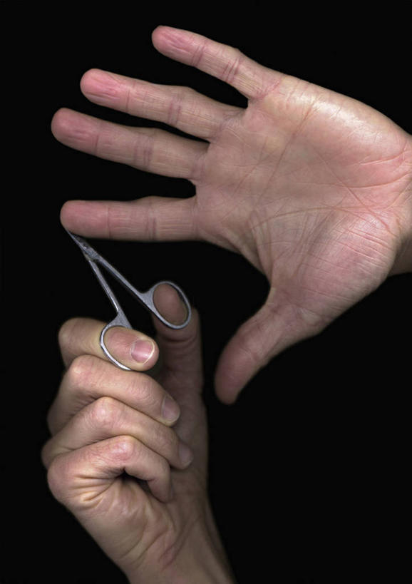 西方人,手,一个人,竖图,室内,特写,白天,正面,金属制品,欧洲,欧洲人,双手,仅一个男性,仅一个人,握,黑色背景,金属,工具,钳子,拿,拿着,仅一个年轻男性,手部,美甲,握着,摄影,影棚,张开五指,指甲钳,指甲刀,美甲工具,男人,男性,年轻男性,白种人,半身,彩图,影棚拍摄,拍摄,五指张开