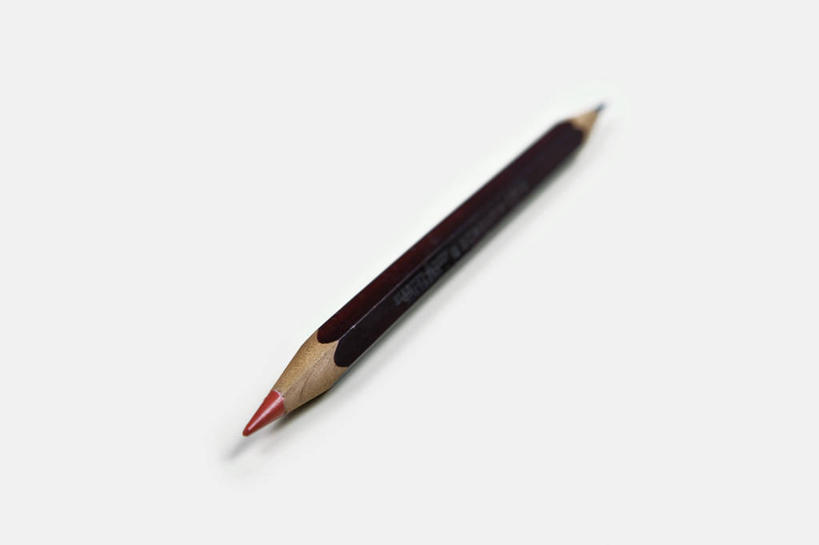 无人,横图,俯视,室内,特写,白天,白色背景,静物,笔,办公用品,文具,铅笔,学习用品,摄影,影棚,文具用品,一支,锋利,尖锐,尖利,犀利,彩图,高角度拍摄,影棚拍摄,拍摄,彩色铅笔