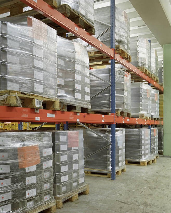 无人,竖图,室内,白天,正面,一排,许多,阴影,整齐,并列,并排,反射,包装,影子,纸箱,很多,仓库,架子,排列,容器,箱子,队列,纸板箱,平行,包装箱,彩图,堆栈