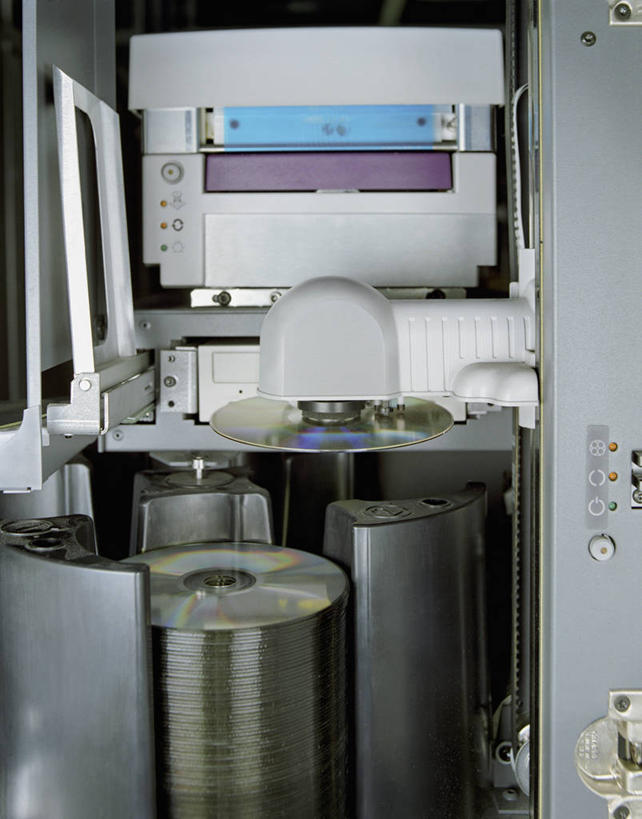 无人,竖图,室内,特写,白天,正面,数据,静物,信息,光盘,光碟,存储介质,碟片,存储,影碟机,DVD播放器,DVD播放机,DVD影碟机,光盘存储器,数字多功能光盘,彩图