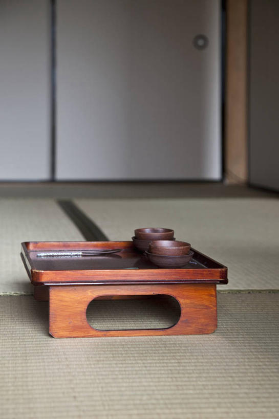 无人,竖图,室内,特写,白天,正面,桌子,静物,阴影,反射,影子,陶瓷,陶瓷制品,一个,容器,碗,单个,储藏,储存,床上桌,懒人桌,彩图,贮存