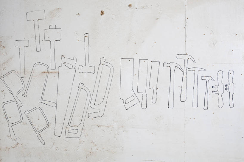 无人,横图,俯视,室内,特写,白天,静物,敲打,锤子,工具,榔头,图纸,设计图,锯子,五金,电锯,切割,变形,紧固,矫正,斧头,锯,塑形,工程图,草图,蓝图,牢固,斧子,动力锯,设计,彩图,高角度拍摄,割