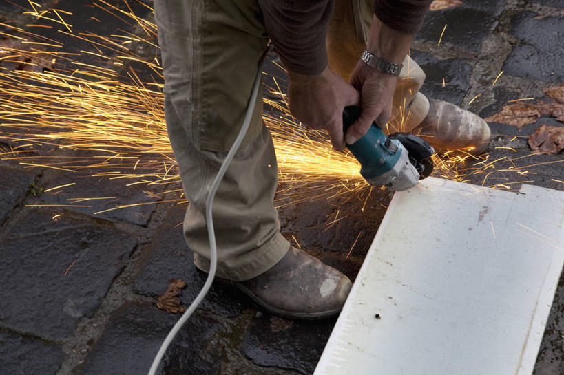 西方人,手,腿部,腿,一个人,站,横图,俯视,室外,特写,白天,热情,石头,火,欧洲,欧洲人,双手,仅一个男性,仅一个人,仅一个中年男性,弯腰,握,飞溅,服装,朦胧,模糊,溅,时间,工具,火花,火焰,石子,时钟,手表,地面,燃烧,拿,计时,拿着,休闲装,衣服,钟表,站着,休闲,手部,休闲服,表,握着,服饰,锯子,腕表,圆锯,切割,喷洒,锯,锯片,弯身,男人,男性,中年男性,白种人,钟,石块,岩石,站立,半身,彩图,高角度拍摄,割