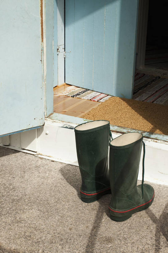 无人,家,竖图,俯视,室外,白天,旅游,度假,美景,门,鞋子,瑞典,欧洲,一双,阴影,光线,影子,雨鞋,雨靴,房屋,屋子,景观,娱乐,靴子,楼房,住宅,阳光,自然,门框,享受,休闲,景色,放松,斯堪的纳维亚,自然风光,北欧,斯堪的那维亚,斯堪的那维亚半岛,斯堪的纳维亚半岛,胶鞋,哥得兰岛,瑞典王国,彩图,高角度拍摄,房子