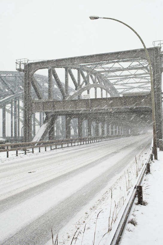 无人,竖图,室外,白天,仰视,度假,美景,雪,大雪,城市风光,城市,大桥,道路,立交桥,路,路灯,桥梁,公路,照明,瑞典,欧洲,积雪,景观,雪景,冬季,冬天,高架,斜拉桥,桥,灯光,分界线,停车线,交通,娱乐,灯,享受,休闲,景色,放松,寒冷,车行道,车行道分界线,照亮,照明设备,斯堪的纳维亚,北欧,斯堪的那维亚,斯堪的那维亚半岛,斯堪的纳维亚半岛,标线,车行线,严寒,哥得兰岛,瑞典王国,马路,彩图,低角度拍摄