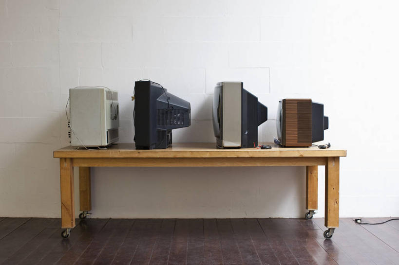 无人,横图,室内,白天,正面,地板,桌面,桌子,静物,电视,一排,阴影,整齐,反射,木制,影子,墙,地面,木地板,墙壁,墙面,排列,木制品,队列,彩电,四台,彩色电视机,显像管屏,显像管屏幕,电视机,彩图