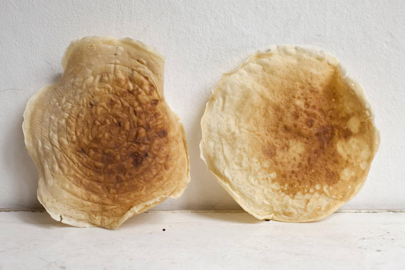 点心,煎饼,无人,横图,俯视,室内,特写,白天,白色背景,餐桌,桌子,阴影,反射,影子,食品,文化,小吃,食物,糕点,两个,甜食,摄影,影棚,餐台,薄煎饼,彩图,高角度拍摄,影棚拍摄,拍摄,班戟,薄烤饼