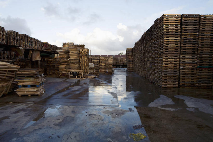 无人,横图,室外,白天,正面,一排,许多,阴影,整齐,光线,木制,影子,云,云朵,很多,云彩,仓库,排列,蓝色,白云,蓝天,天空,阳光,木制品,容器,天,晴朗,储藏,堆,固定,储存,队列,晴空,彩图,货盘,贮存