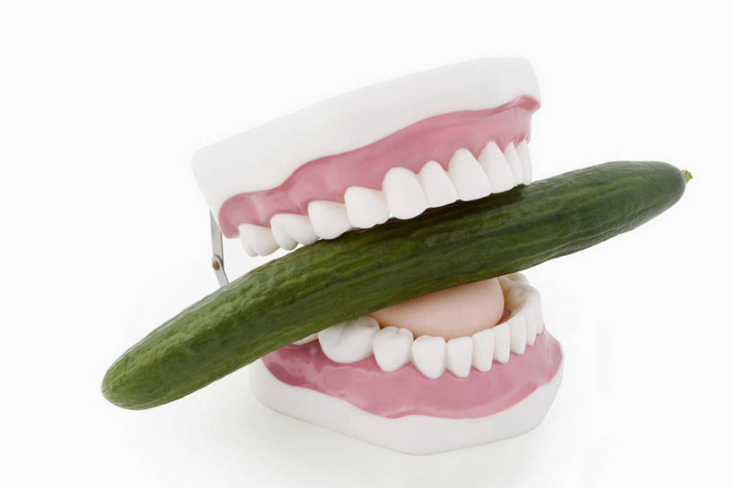 牙齿,无人,横图,室内,特写,白天,白色背景,正面,黄瓜,蔬菜,一根,咬,阴影,新鲜,反射,影子,食品,食物,粉色,绿色,白色,摄影,有机食品,绿色食品,影棚,咬着,假牙,活动假牙,义齿,齿,牙,牙龈,青瓜,胡瓜,彩图,影棚拍摄,拍摄